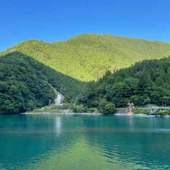 この尾根を歩きました。
ダムが良き✨