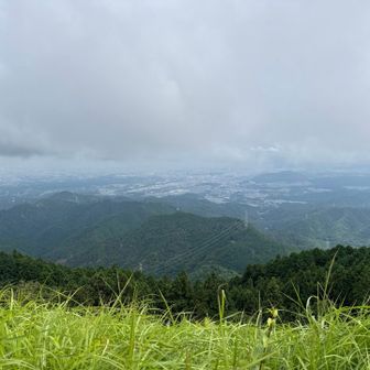 雲の向こうは高野山