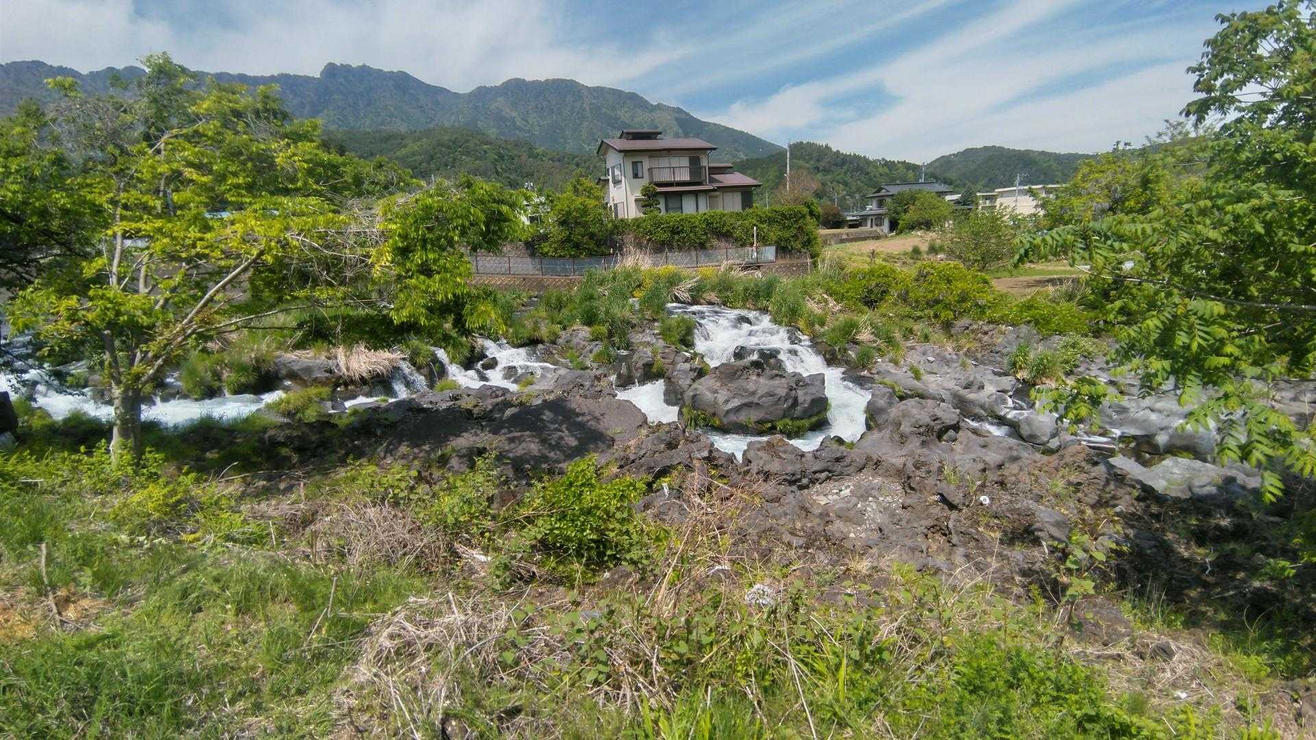 民家の横を渓流みたいな川が😍
すごーい。