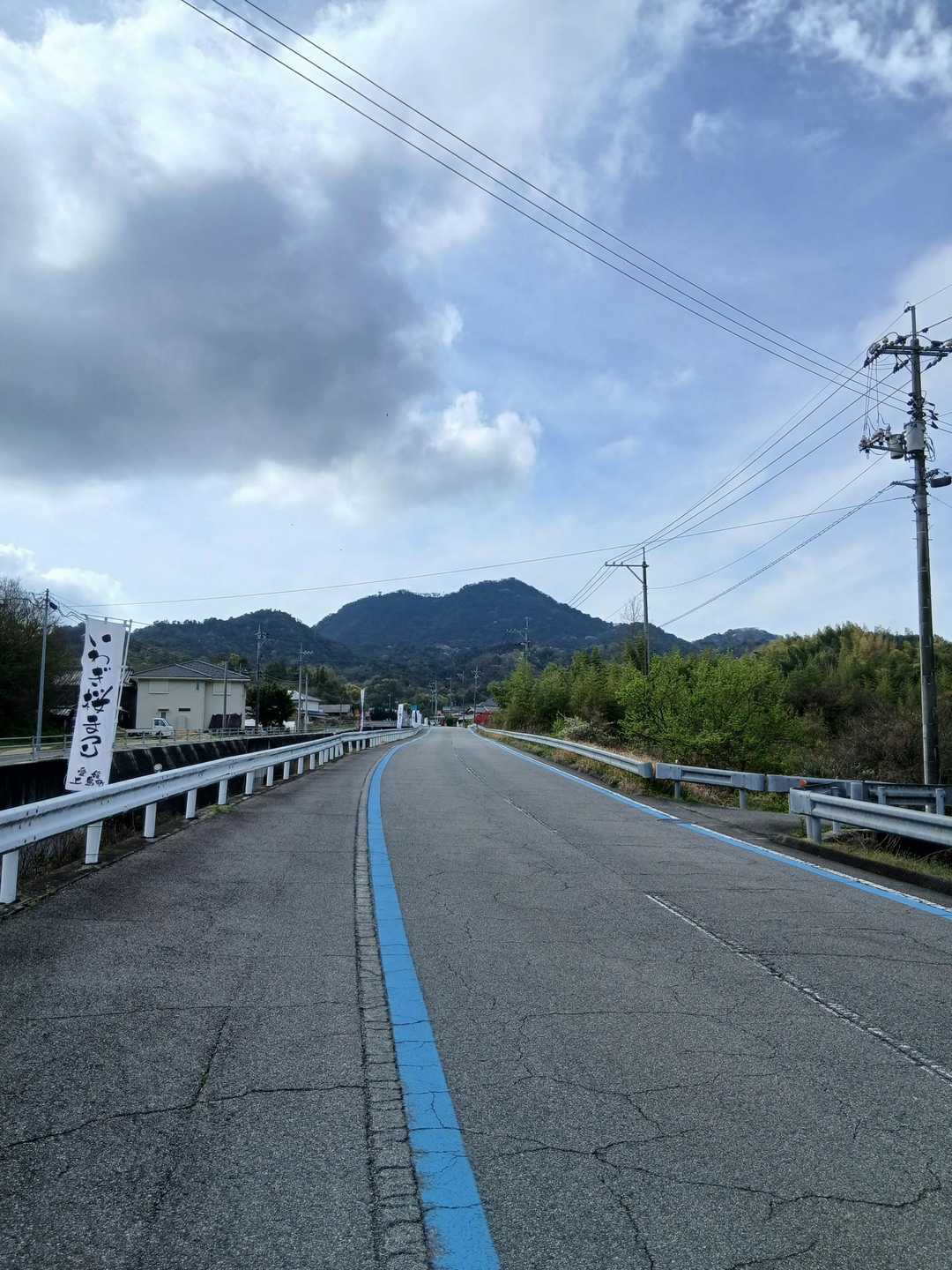 先ずは、車道を歩きます。今日の歩いたコースはほとんどアスファルトを歩きます💦