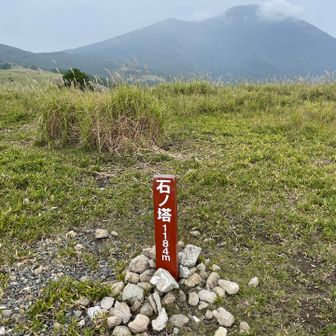 最初から最後まで笹やススキが生い茂る中、ルートを少し外れながらも石ノ塔に到着！