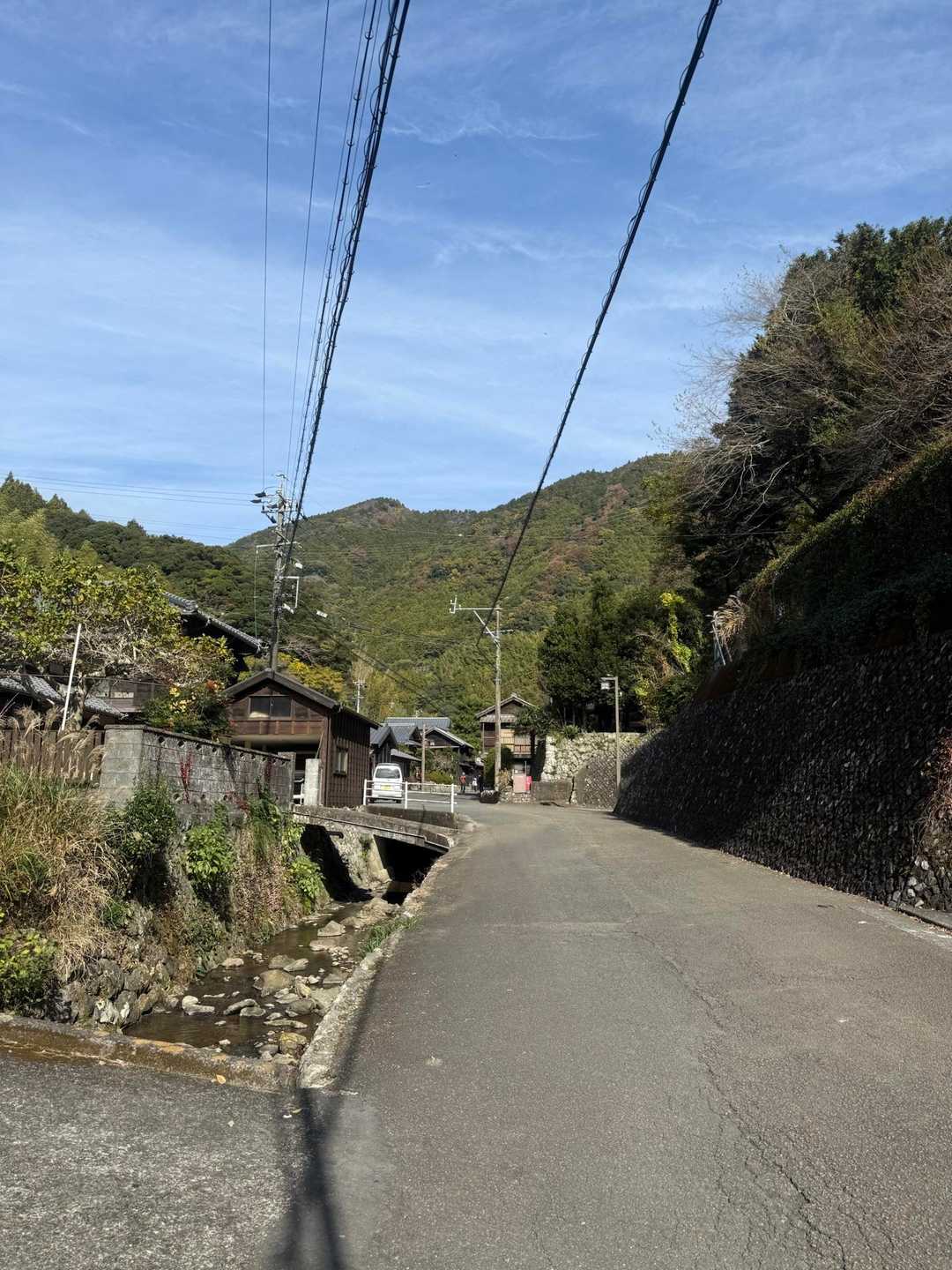 花沢の里より出発。
今日は多くの登山者がいて
駐車場が中々空きませんでした。