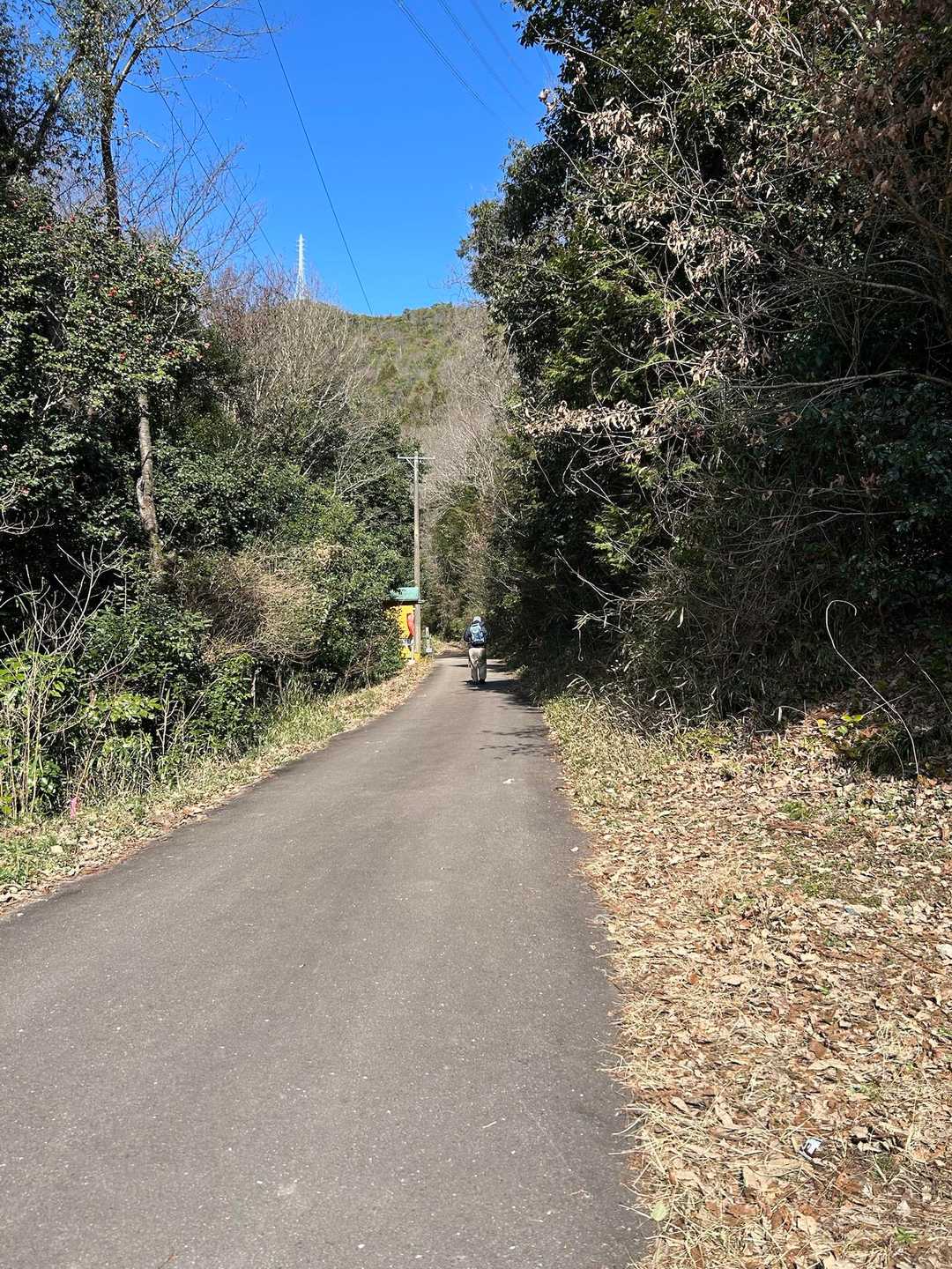 駐車場は満車だったけれど、ちょうどタイミングよく一台出ていかれました
旦那さんは「ラッキー‼️」と大喜びでしたが、朝イチから登られている方がこの時間ごろから下山し始めることを知っていた私👍