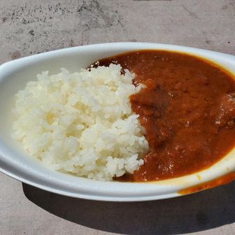 これが肩ノ小屋で食べた1,800円の高級カレーライスです。
自家製カレーではなくレトルトカレーでした。