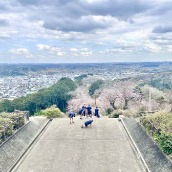 世界無名戦士之墓🪦


戦後、生存した誰もが敵味方、主従、階位身分関係なく鎮魂を捧げ平和を願う　


平和ななか溺れて過ごしているとき
はっと気づかせてくれる場🙏🏻



霊廟の脇の階段を上がると展望台



高校生かな
顧問の先生と階段ダッシュを繰り返している



息を切らしながらも、ひとりひとり元気よく
こんにちは　って声かけてくれる



嬉(//∇//)ムネアツだ‼︎



いい汗かいている
キツイメニュー頑張れた今日は
明るいミライへ確実に繋がっているんよ