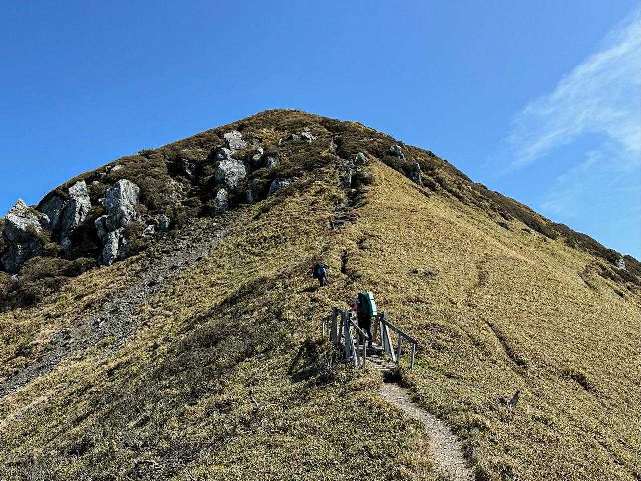 いよいよ三嶺山頂へ
胸が高鳴る