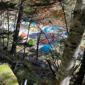 長衛小屋のテント場に戻りました〜
山バッジと手ぬぐいを買ってテントを撤収！
明日からの連休は大混雑なんだろうね