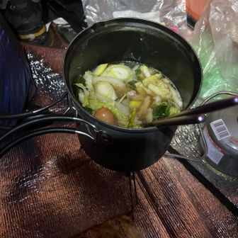 今日の夕飯。
テントが狭いので、荷物に埋もれてます。