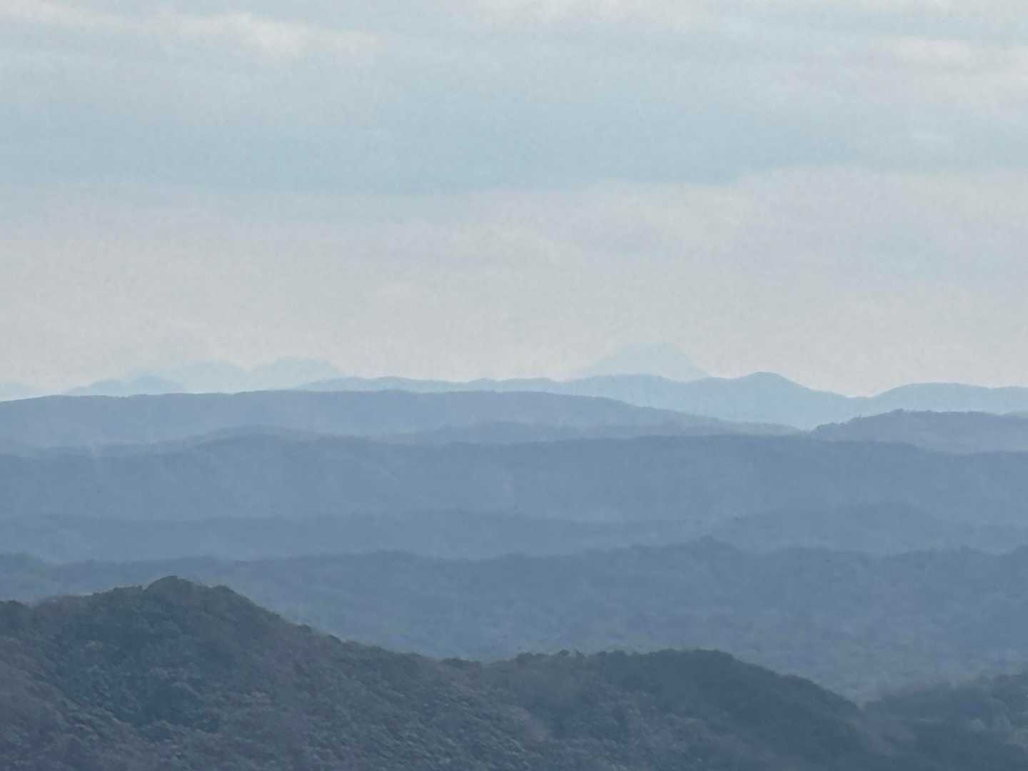 うっすらと由布岳が見えています