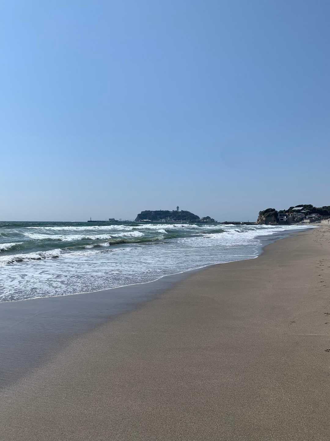 江ノ島を眺めながら波打ち際を歩きます🌊
これは気持ちいいです！