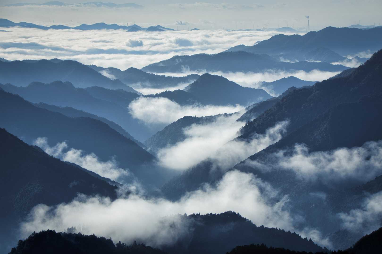 大天井岳への登山道から雲海の山並みを望む
素晴らしい眺めでした(*^^*)