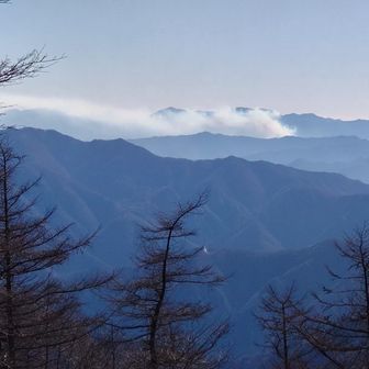 これは、ニュースでやっていた扇山の山火事では！
早く鎮火してほしい。年末には妙義山でも山火事で大変なことになった。
山でたばこを吸うな！😡
山頂でたばこを吸うな！🤬キレイな空気が台無しだよ🤮