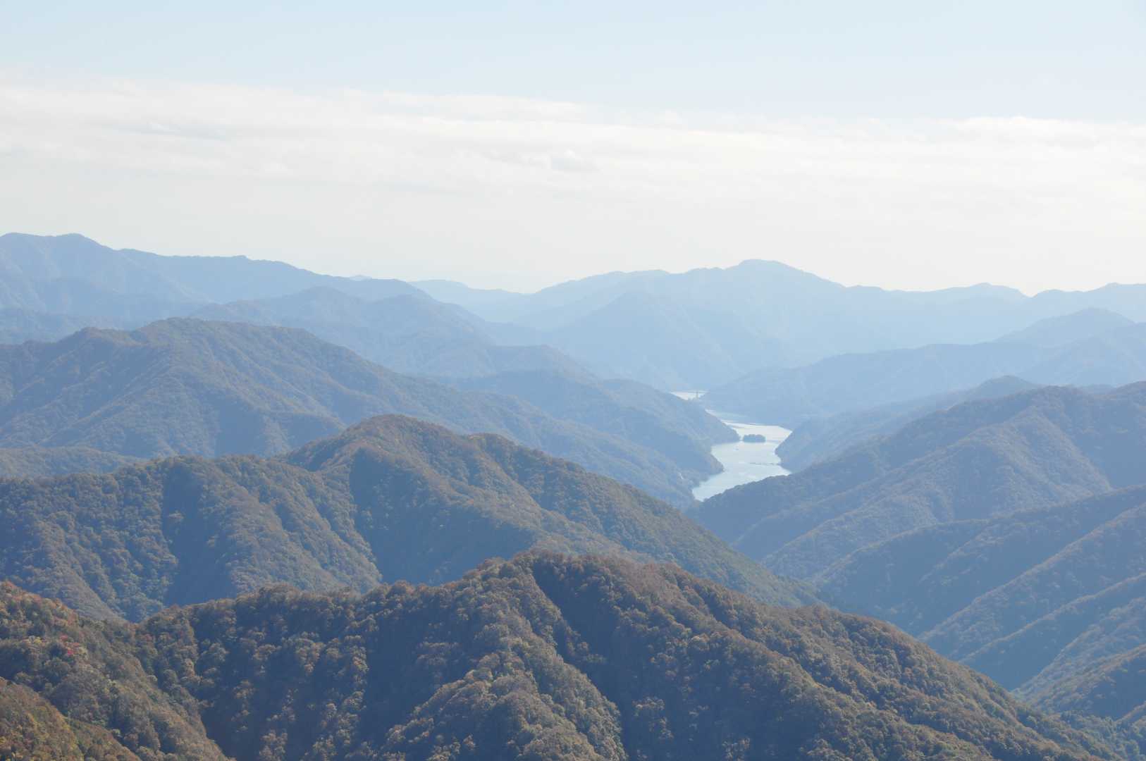 徳山ダム湖。日本一の水量らしい。