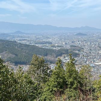 金剛山・葛城山〜二上山の山並みの手前に耳成山・畝傍山・香具山
この景色をこの目で見たくて外鎌山に登って来ました