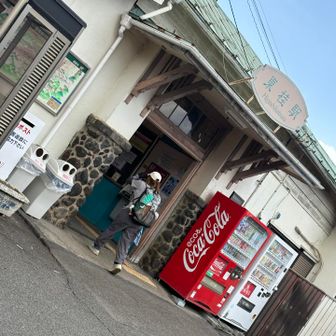 東桂駅　ギリギリセーフ💨
1時間に1~2本しかないから
逃すとタイムロスが大きい💧

東桂駅→都留市駅 ¥320（大月方面）

東桂駅の時刻表👇（大月方面＆日•祝日）
https://transit.yahoo.co.jp/timetable/23432/5170?kind=4