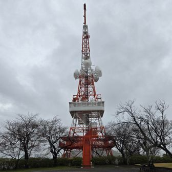 山頂の電波塔。
一際目立ちました。