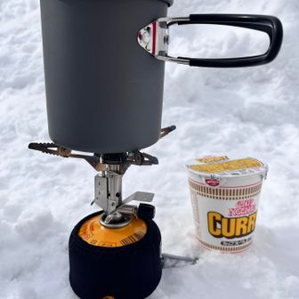 仕方ないカップラーメン食べながら次回行く山を検討🍜

急登新雪はワカン＋アイゼンが最強なんですねぇ😮‍💨