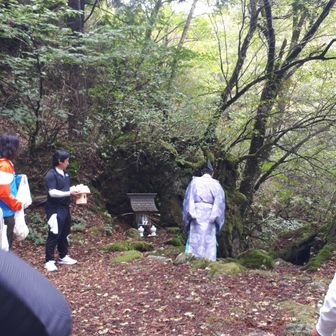 365個の餅を風穴に投げ入れやまじ風を封じます。