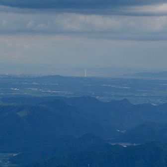明石海峡大橋から淡路島
東は六甲はもちろん大阪や和歌山の山も見えます