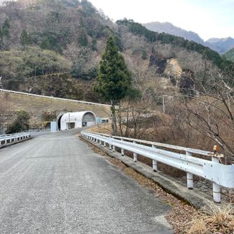 駐車場から先の登山口に5分程歩く