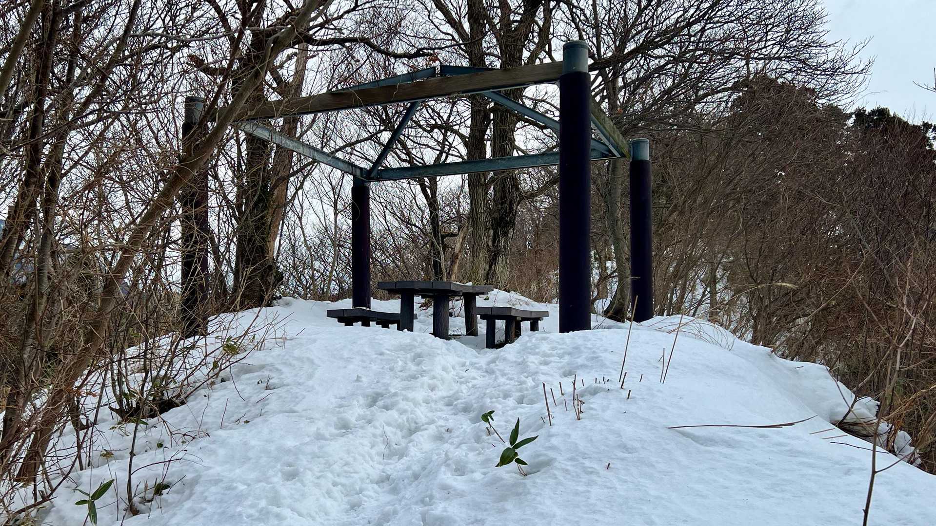 フレームだけの東屋は、いつもながらにひっそり。
