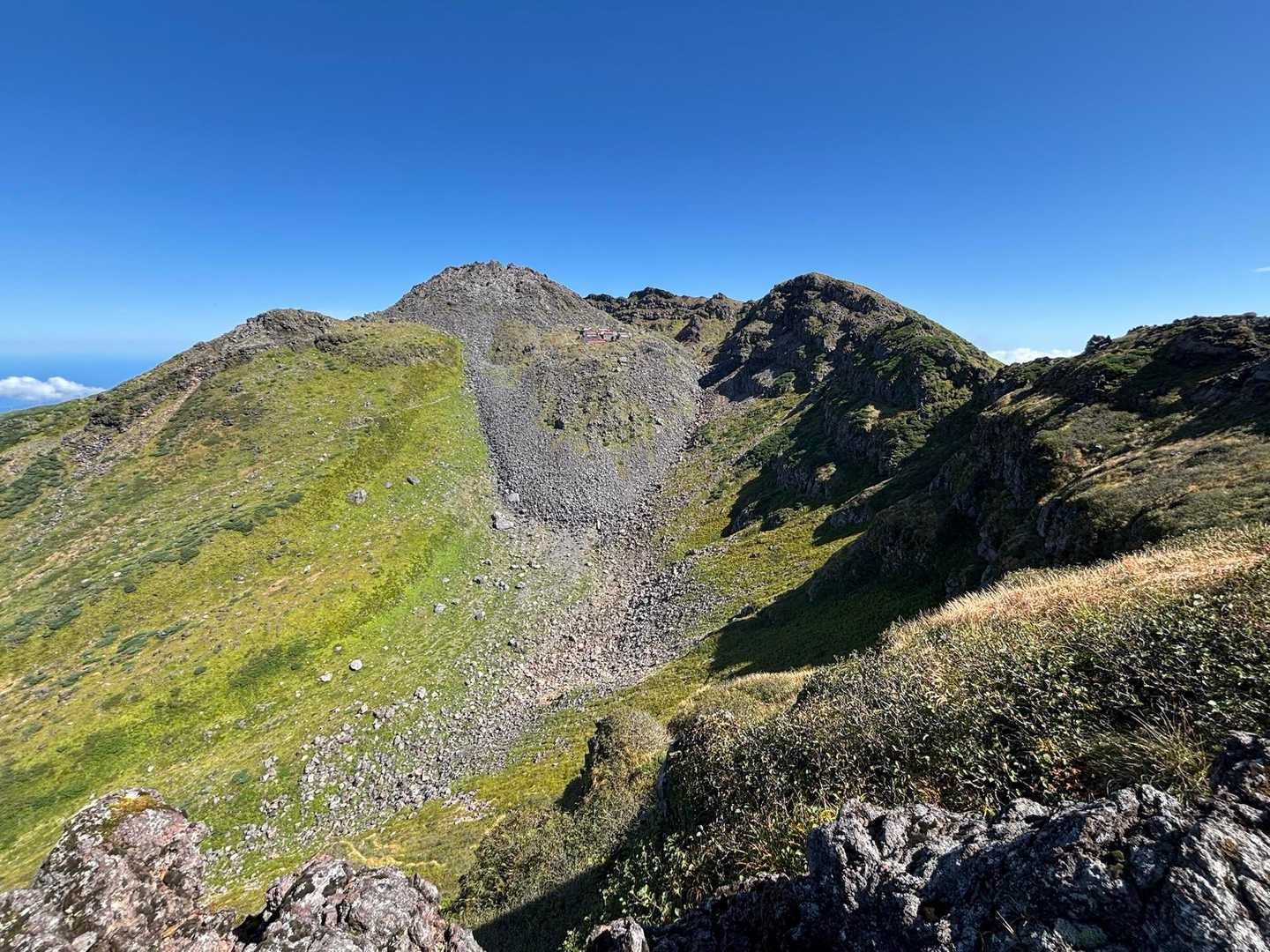正面の岩山が新山。新山を囲う外輪山ピークが七高山。外輪山の稜線歩きが最高です。
