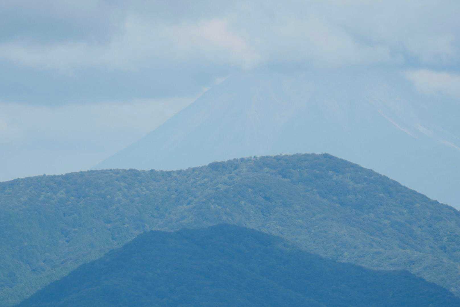 大山のズーム、うっすらと。