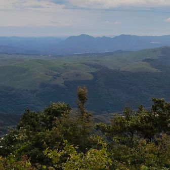 南側　秋吉台。
奥に、荒滝山⛰️と日ノ岳⛰️