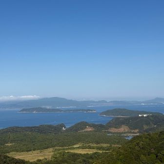 四国山展望台からの眺め。奥が淡路島で、中央が友ヶ島