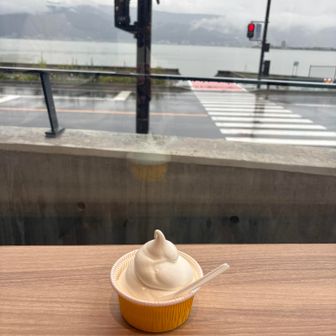 湖畔を観ながら糖分補給😊
八ヶ岳ミルクソフト🍦