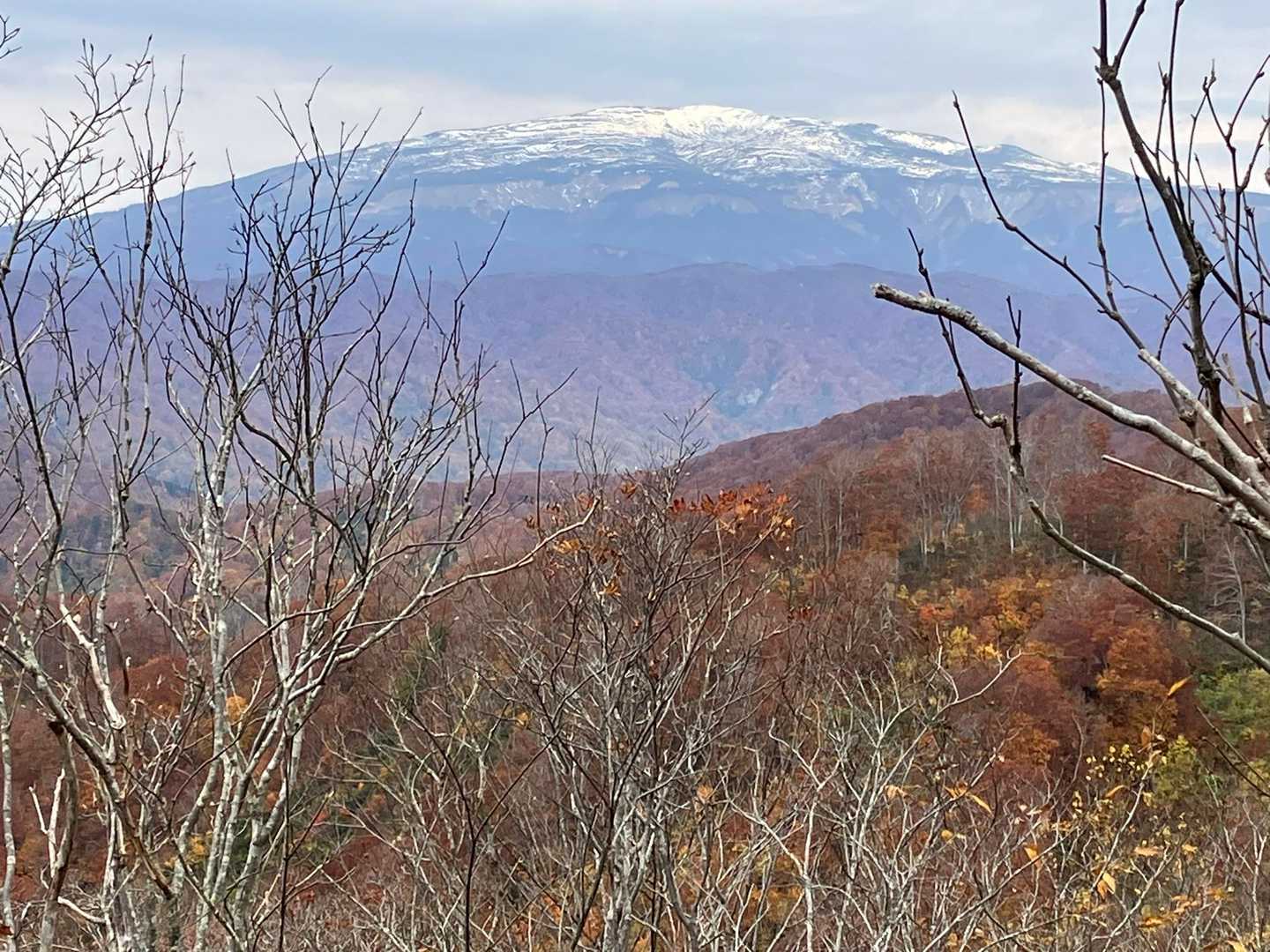 雪を頂く月山❣️
