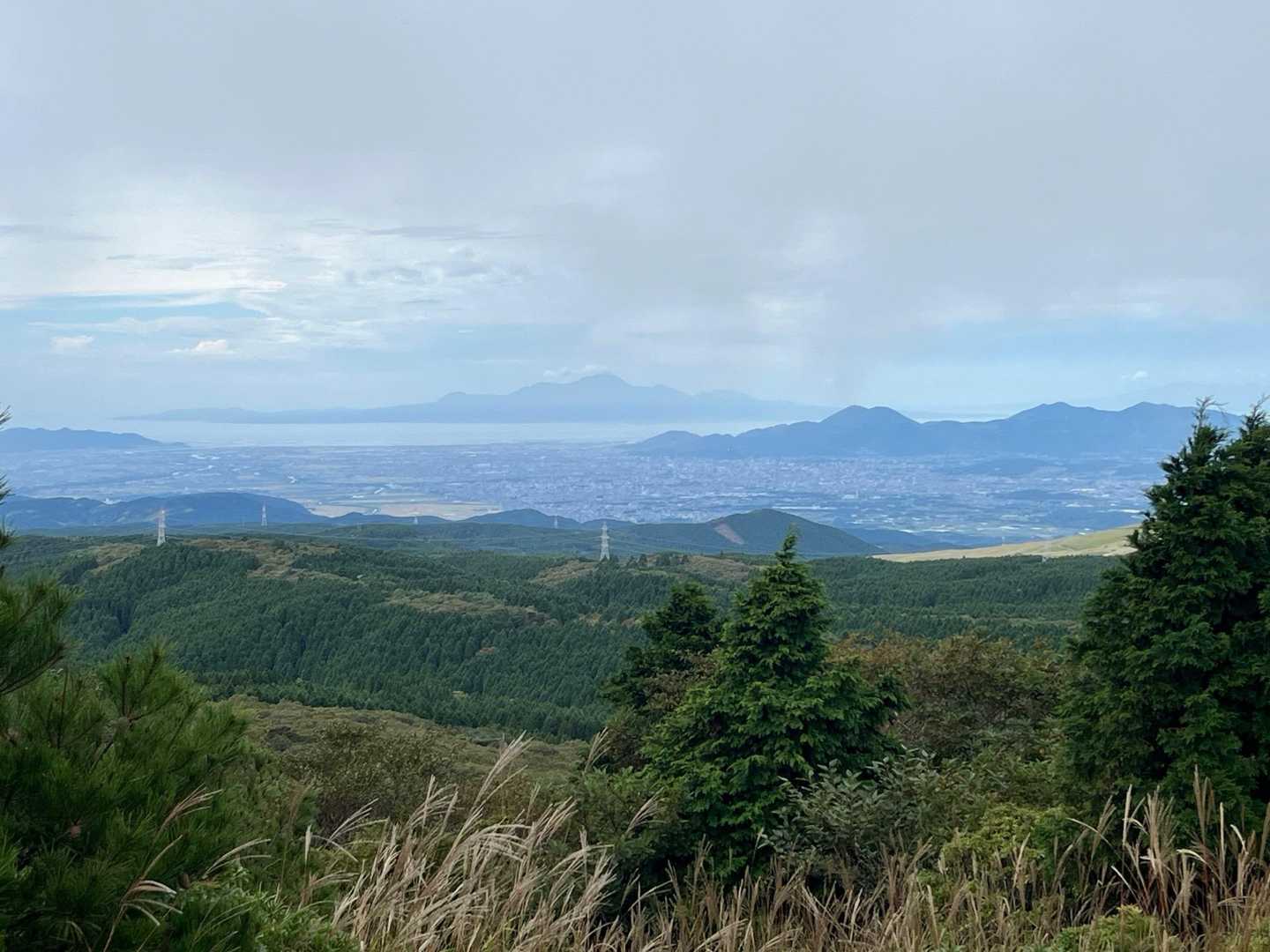正面に雲仙普賢岳
右に金峰山などが見えます