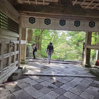 神社の境内、大山寺を通り抜け、