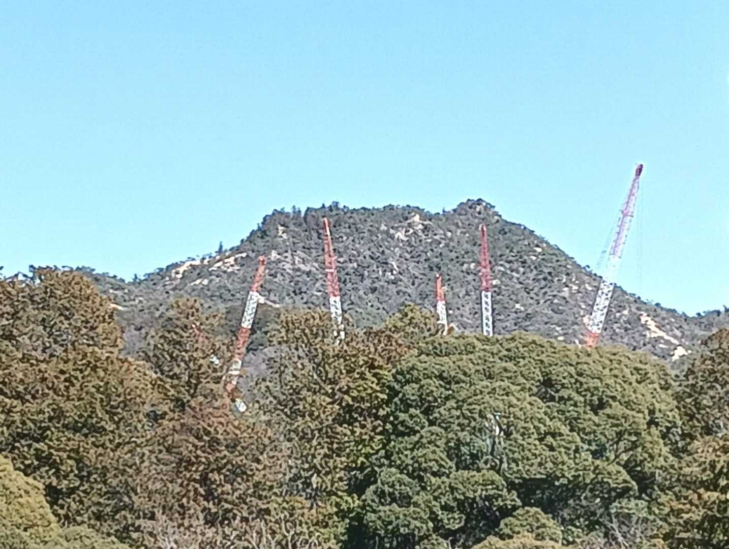 堂山とタワークレーン⛰️🏗️😃👍