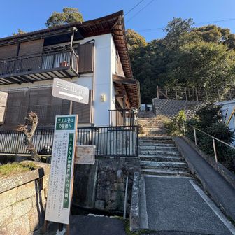 住宅の横に登山口