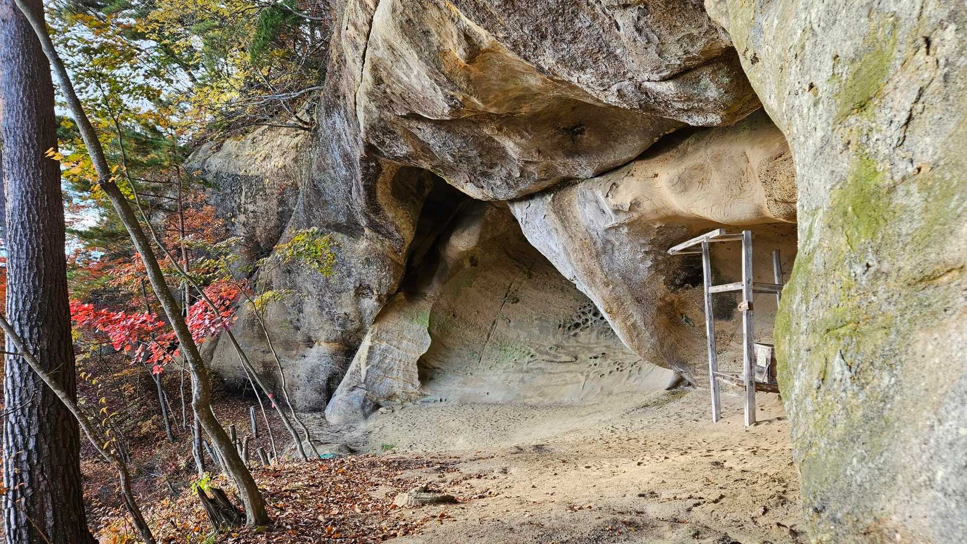 分岐から大穴の大姥神社奧社へ

その昔本宮から先は女人禁制の山で大穴の奧社参拝出来ない人のために、本殿の正面に四角い穴｢遥拝窓｣があります
大穴の祠の奧は新潟の現糸魚川に通じて波の音が聞こえるとの言い伝えもあるそうな