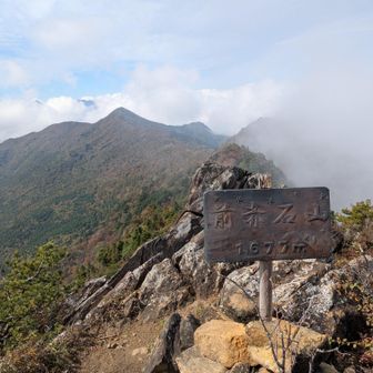 前赤石へはなかなかの岩場を登る
自分の登る岩場が本当にあっているか不安になり、登ったり降りたり右往左往した