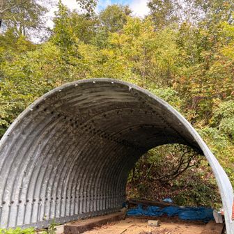 道陸神峰直下にあるシェルター避難小屋
ここに泊まる勇気だけはない…😅