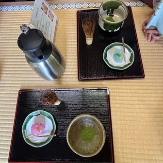 和菓子〜キラッキラッ🎉
紫陽花と蛍〜🌸
丁寧に抹茶の点て方教えていただきました🙏