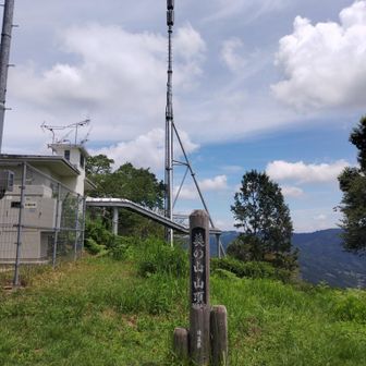 簑山山頂。
テレビ塔が２基ありました。

(8/10) K3さんから以下コメントいただいたので追記します。
「ＮＨＫ とテレビ埼玉が設備を共用、東京民放各社が設備を共用していると思います。」
写真は後者の民放のものです。