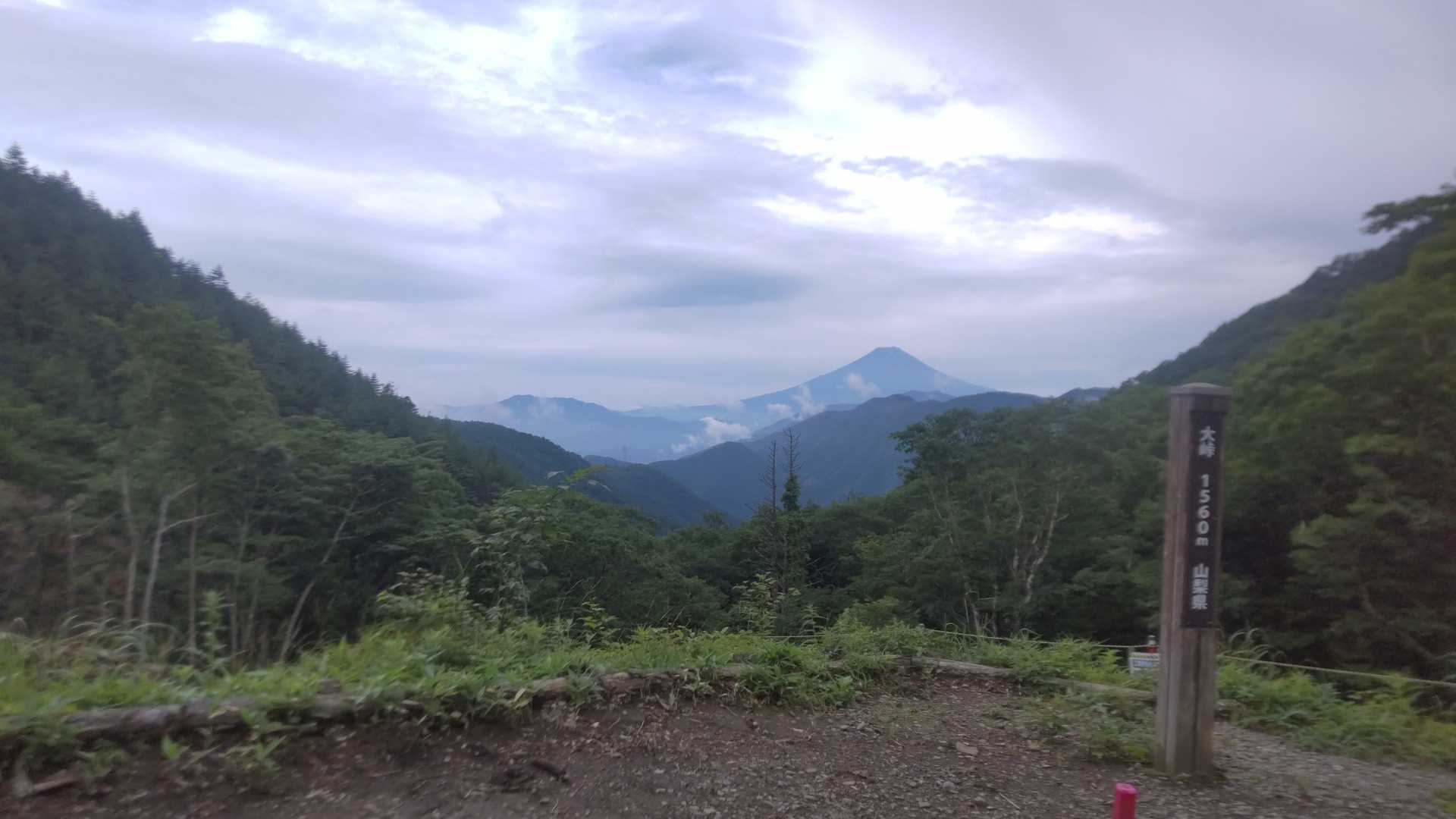 大峠駐車場からスタート‼️
曇り空。なんとか富士山はまだ見えています💦