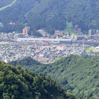 下界は越後湯沢駅と市街。
