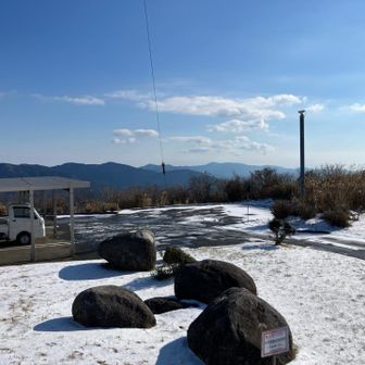 岩の上から東を見ると、メロンが見えた！