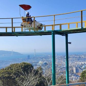 今日は1人で乗りましたよ🎶　相方さんは乗らず私を撮ってくれました😆
1人で傾かないかな？と変な怖さを感じてしまったけれど😅 景色は抜群です✨

皆さんレストランでランチ中だから
サイクルモノレールが空いていたのかな？

アナウンスで📢展望レストランが大変混雑しています。って放送を初めて聞きました😆