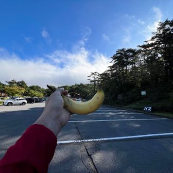 高千穂河原に到着。
バナナタイム。
御鉢は雲の中ですが、天気は良いので予定通り進みます。