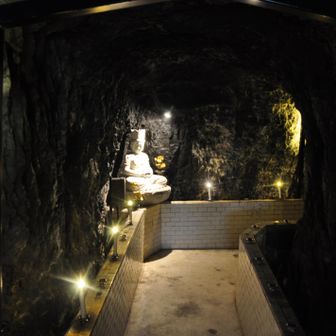 本堂脇から神秘的な洞窟もある。弘峰寺は日本最大級の岩窟本堂を持つ高野山真言宗の寺院だそうだ。今日は穴シリーズになった。