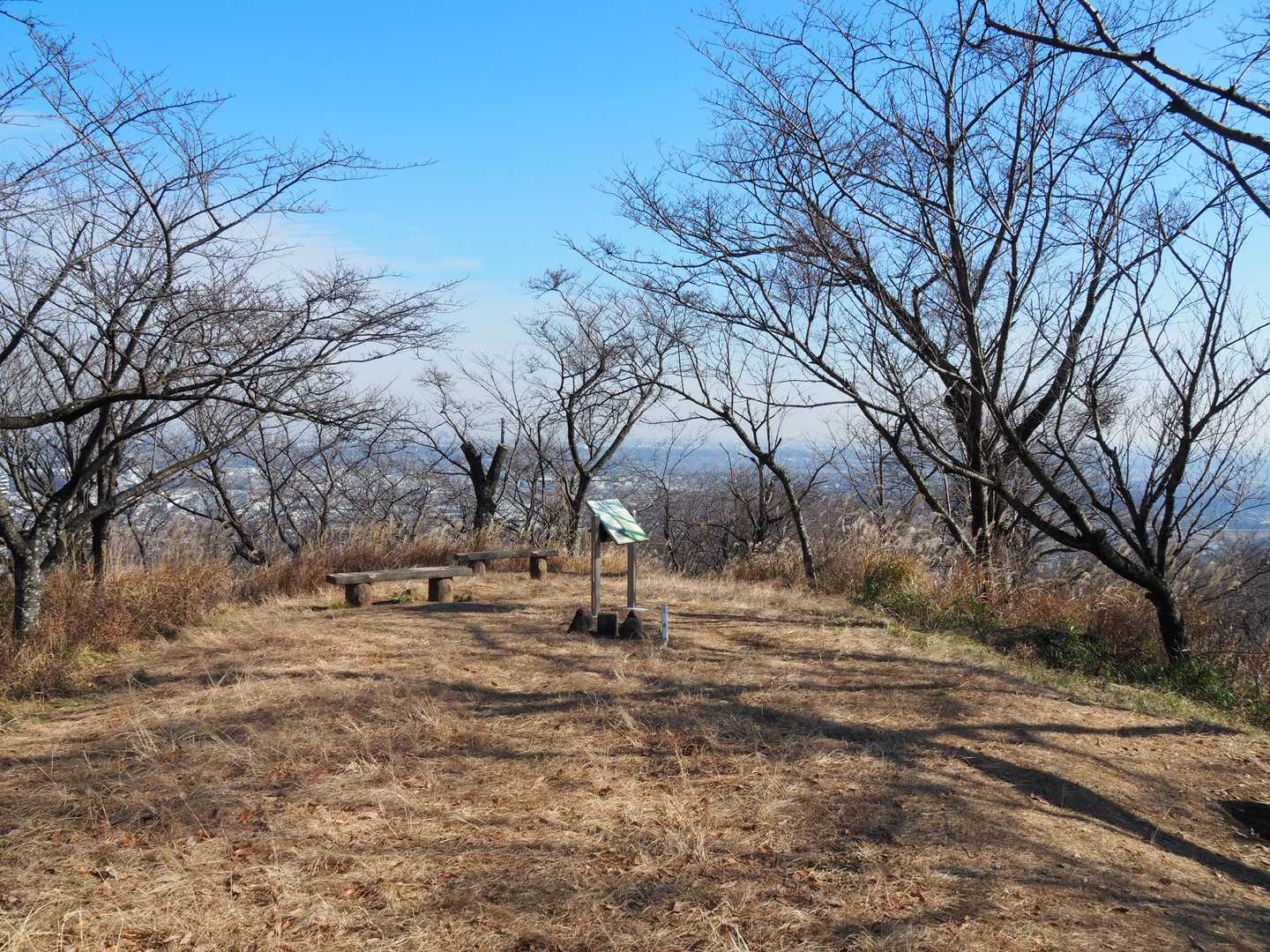 八菅山 | 日本最古の磁気三角点が眠る修験の霊山から、歴史をたどる三座縦走路の写真