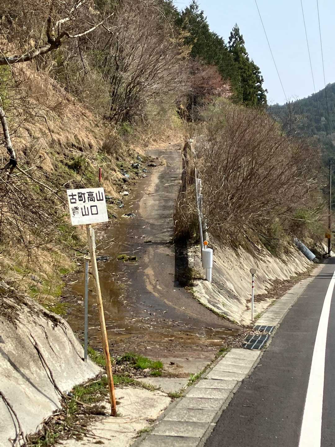 ここが登山口。
道の反対側に駐車スペースあり。