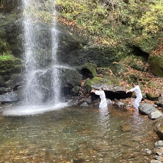 掛け声と共に滝行 始まりました
他に3名の方がスタンバイ
ここで、一人☕️で寛いでいて良いのだろうかって気に
滝行みるのは栃木の「三峰山」以来かな