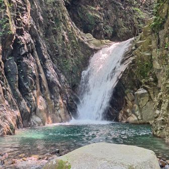 魚止滝
水量が多く　音もすごい迫力！